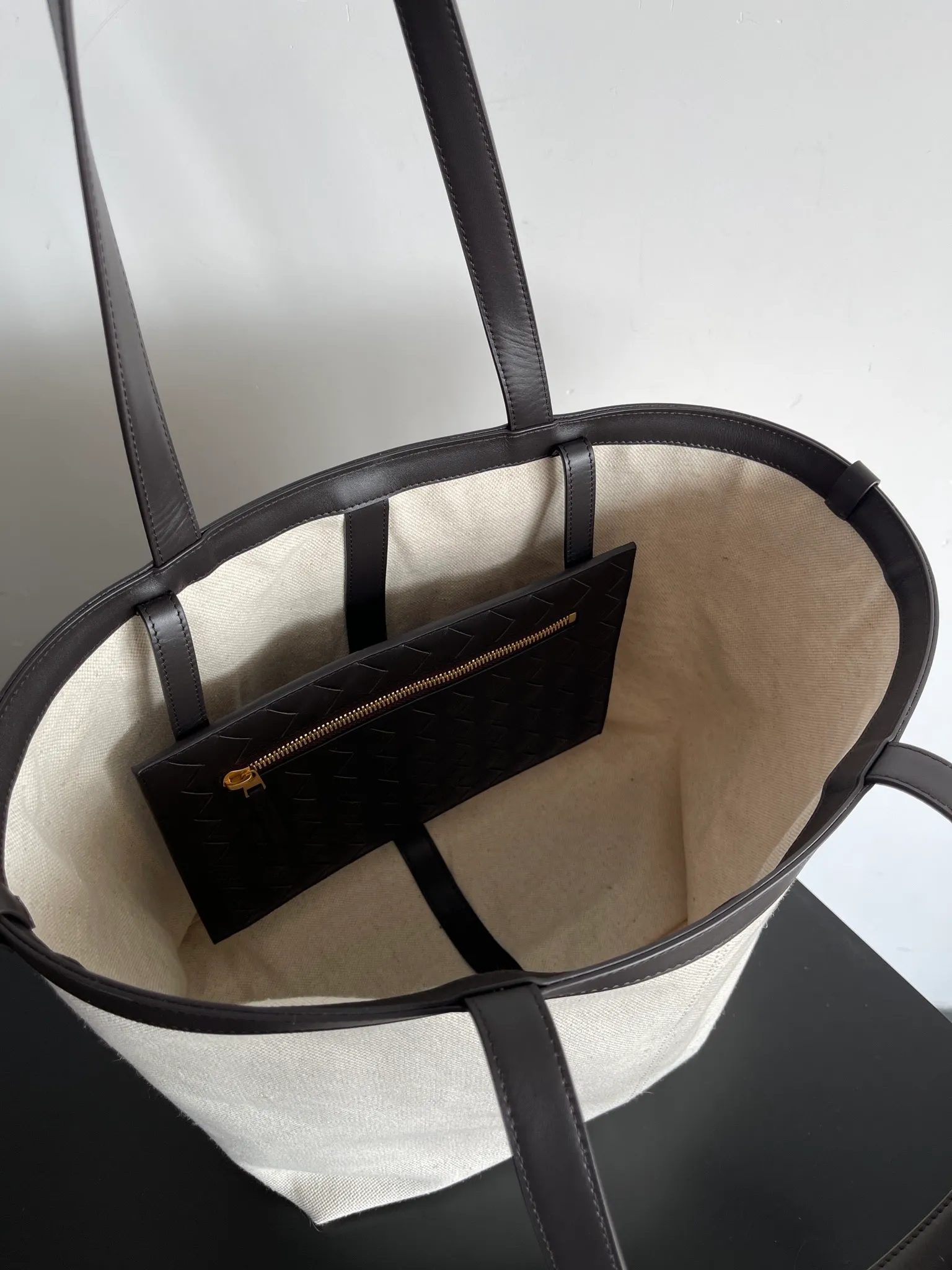 Batch 1880 BV's new structure Flip Flap tote handbag. Flip and fold, deconstructing the classic. A representative of restrained and elegant pragmatism. The best companion for travel and commuting. The cotton and linen blended bag body is lightweight and durable. The black and white panda color scheme is very distinctive. There are sizes🉑️ to choose from. Unisex. The capacity fully meets daily needs. Girls who like big bags can also choose the large size. It's really cool [color]. Style number: 754914 Size: 43*20*31